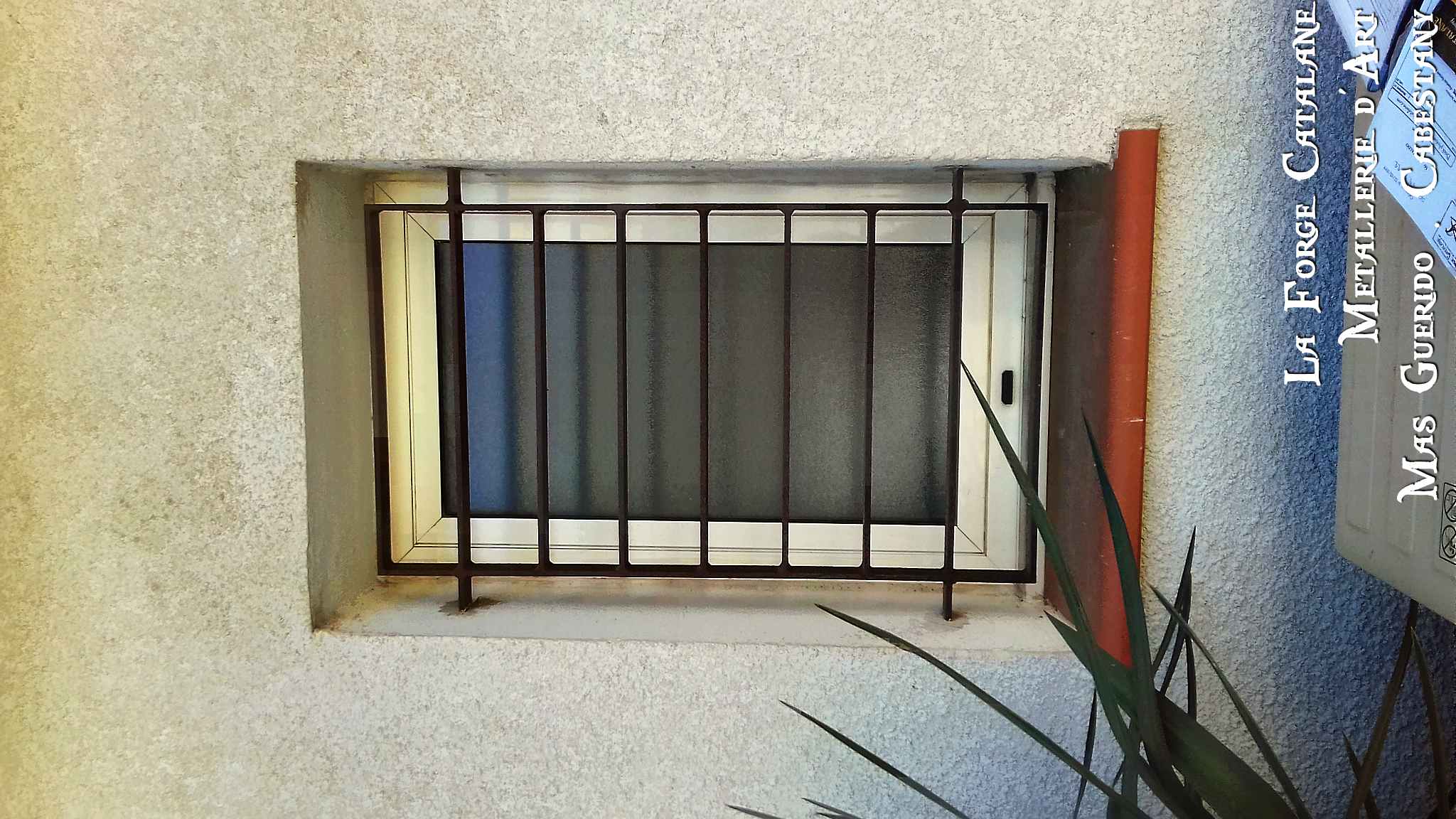 grille protection barreaudage horizontal fer plat forge catalane.jpg